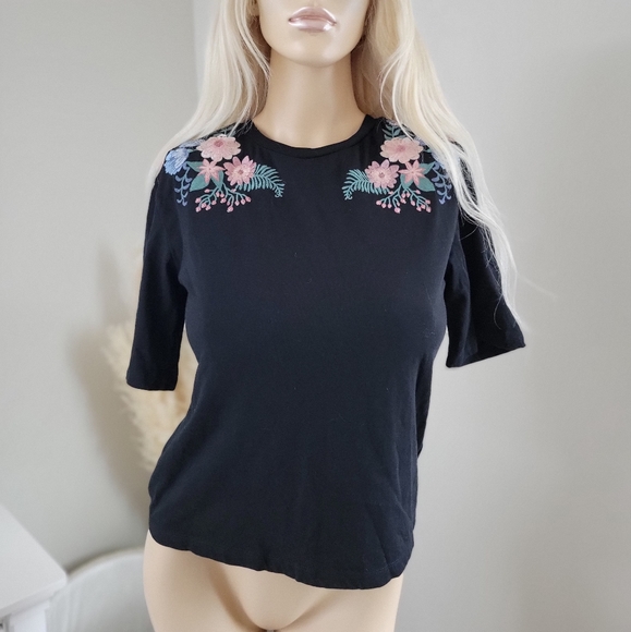 Embroidered floral tshirt. - Picture 3 of 8